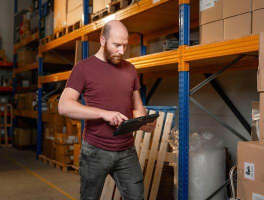 Bert met Zebra tablet in het magazijn