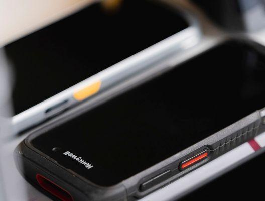 Close-up van de robuuste Honeywell CT47 PDA die wordt gebruikt voor orderpicking in een magazijn