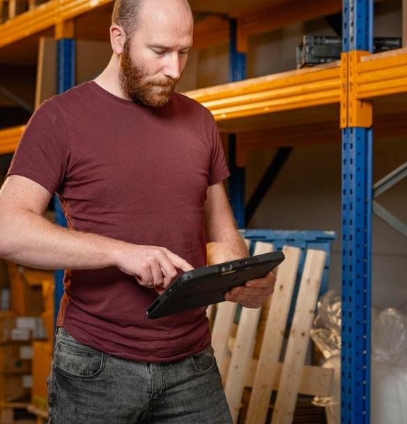 Bert met Zebra tablet actief in het magazijn