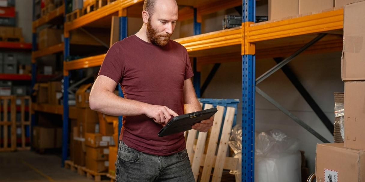Bert met Zebra tablet actief in het magazijn